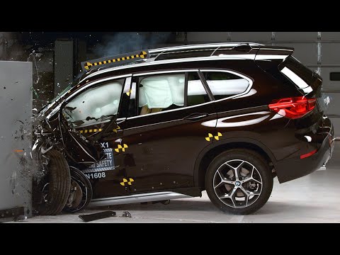 2016 BMW X1 driver-side small overlap IIHS crash test