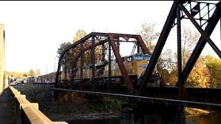 preview picture of video 'UP 5426 Crossing the Santiam River Bridge in Jefferson, Oregon at sunset on 11.1.11'