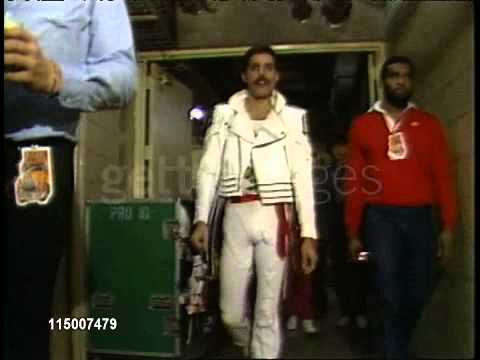 Queen backstage with the presence of Michael Jackson