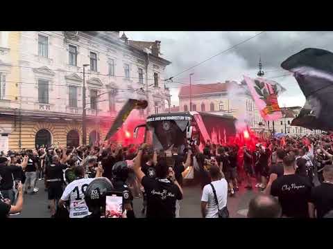 Nebunie înainte de CFR - "U" Cluj. Fanii lui "U" au oprit autocarul echipei în drumul spre stadion