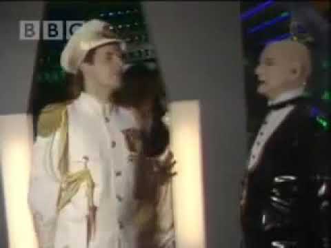 The crew meet kryten red dwarf