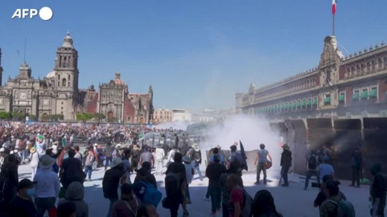 In scontri GenZ a Citta' del Messico 120 feriti e 20 arresti