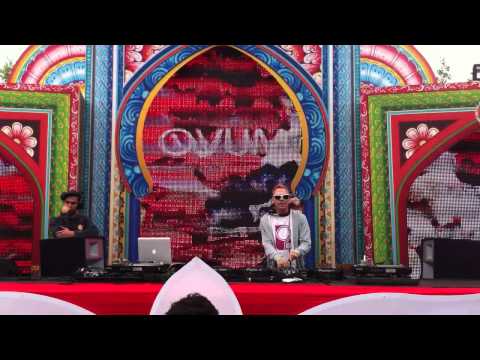 DJ Prinz playing Green Velvet - Flash at Tomorrowland 2011