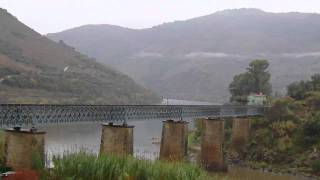 preview picture of video 'UTD 0600 na Ponte sobre o Rio Tua - Linha do Douro PK 138'