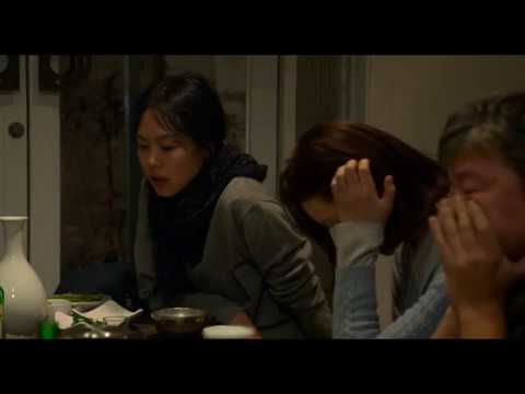 밤의 해변에서 혼자