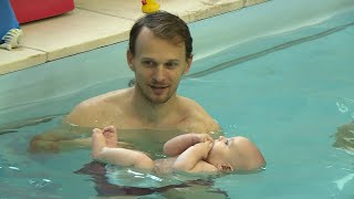 Vízbiztonságot ad a babaúszás