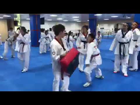 DAMIAN EL KID AZTECA ENTRENANDO EN KOREA