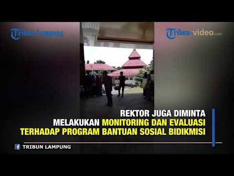 PULUHAN MAHASISWA IAIN METRO GELAR DEMONSTRASI DI DEPAN GEDUNG REKTORAT