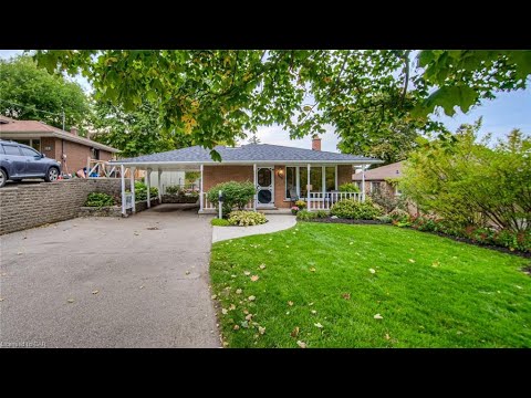 CHARMING BACKSPLIT FAMILY HOME IN CAMBRIDGE