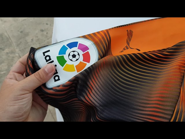 Vídeo relacionado con PUMA Vcf Away Shirt Replica Camiseta, Hombre, Vibrant Orange/Peacoat, M
