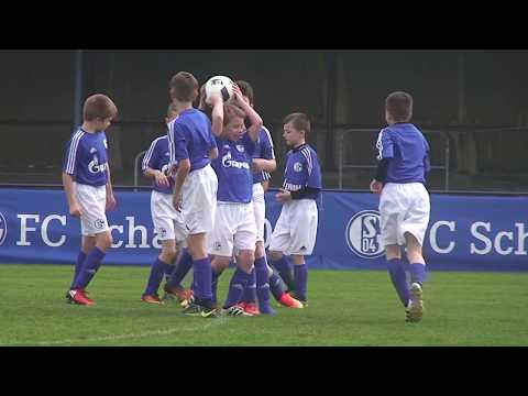 Schalke auf Tournee-voetbalkamp 2017 bij KAV Dendermonde