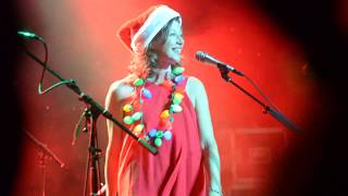 Amy Grant Rockin&#39; Around The Christmas Tree #AGCruise