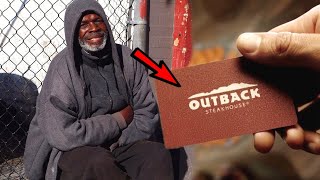 Stranger Gives Homeless Man $100 Outback Gift Card – What Happens Next Completely Changes His Life