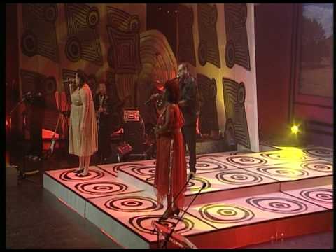 2007 Deadlys performance - Warren H Williams, Emma and Casey Donovan, Troy Cassar-Daily and Narbalek