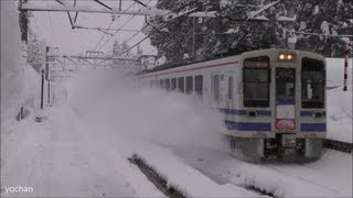 preview picture of video '【豪雪】北越急行 HK100形電車 (高速通過と出発)  Heavy Snowfall! EMU Train (High-speed pass)'