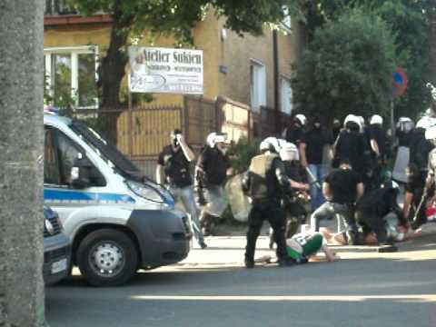derby: Radomiak - Bron - pacyfikacja kibicow zielonych przez policje - Radom - 05.06.2011