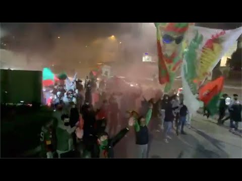 Ternana praticamente in B a Terni tifosi e calciatori festeggiano al ritorno da Bisceglie