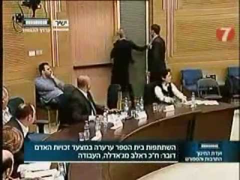 نائبة بالكنيست تتهجم على زميلها العربي وتسكب الماء علي وجهه