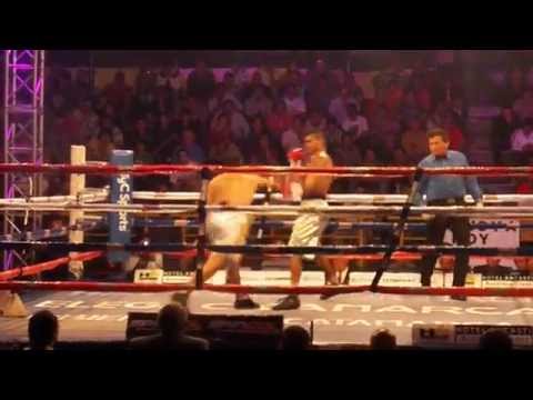 Carlos Chumbita vs. César Vélez, round 1