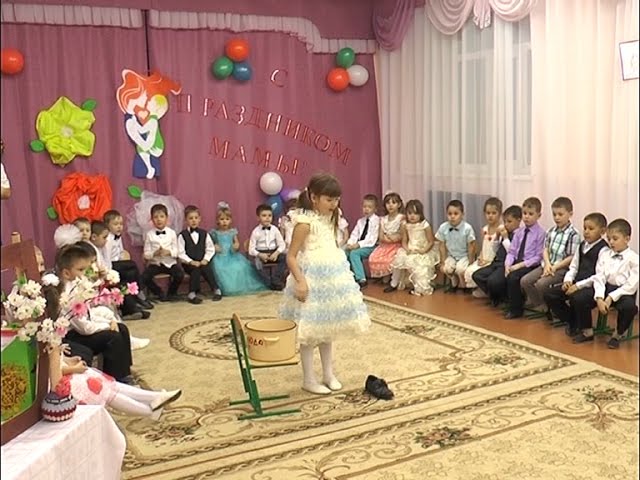 Телевизор из картона, игрушечный микрофон и юный ведущий
