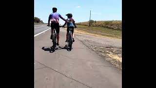 Alice pedalando na pista