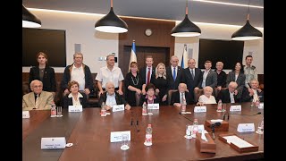 ראש הממשלה בנימין נתניהו ורעייתו שרה נפגשו עם שורדי השואה משיאי המשואות (עדכוני משרד ראש הממשלה) - התמונה מוצגת ישירות מתוך אתר האינטרנט יוטיוב. זכויות היוצרים בתמונה שייכות ליוצרה. קישור קרדיט למקור התוכן נמצא בתוך דף הסרטון