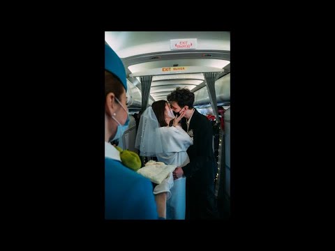 ロシアのカップル、バレンタインデーに飛行機の中で結婚 (Russian couple weds on plane on Valentine's Day)