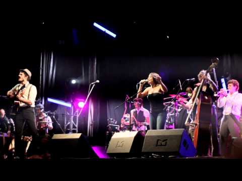 Els Catarres & Marian Dacal - Vola amb mi (Flying free) En Directe a Figueres 2012