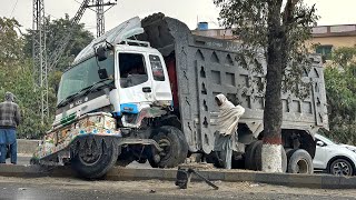 Pakistani Truck Dangerous Accident due to Brake Failure | Front Axle Destroyed