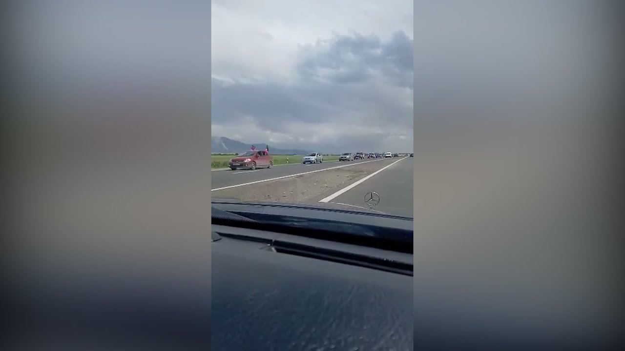 Բազմաթիվ քաղաքացիներ մեքենաներով գալիս են Երեւան