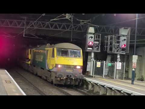 4S88 1433 Felixstowe FLT - Coatbridge FLT - 90045 & 90012 switching over to the downslow at Stafford