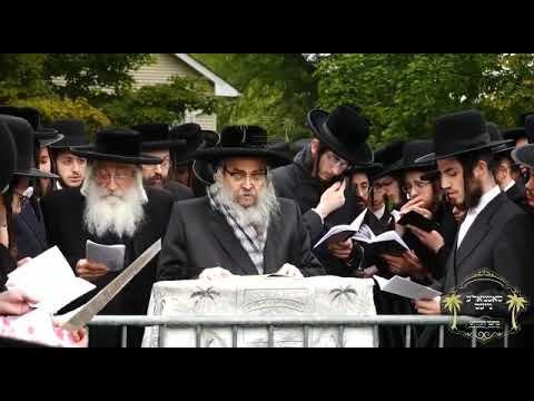 Satmar Rebbe Saying Tashlich 5783