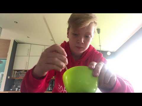 Hur man gör fluffy slime utan LIM, LINSVÄTSKA, ELLER RAKLÖDDER