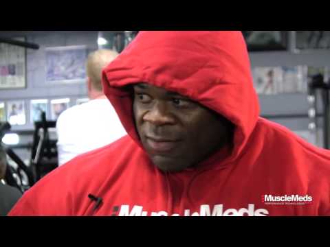 BODYBUILDING RULES MAGAZINE TIPS  Squeeze and Stretch Principle and Curl au pupitre larry scott