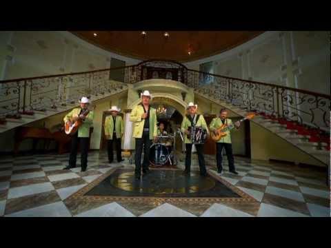 Los Invasores de Nuevo León | Aferrado (Video Oficial)