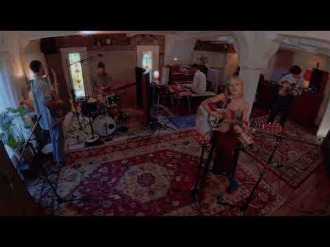 Alice Phoebe Lou - Lately (live) © Alice Phoebe Lou