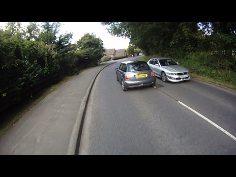 HK52MWM - Overtake On Blind Corner Into Traffic