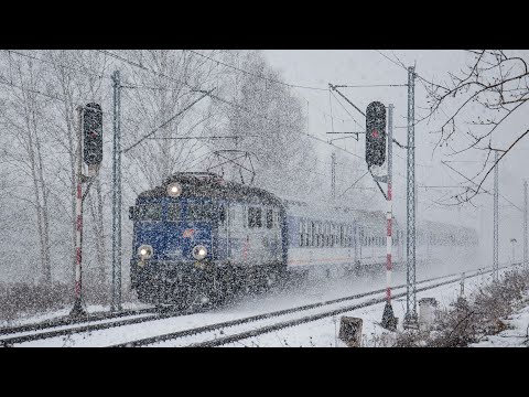 Kilka pociągów w mocnej śnieżycy!