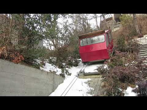 Privates Telefuni in Sierre - Kabine kommt in die Talstation - Schrägaufzug funiculaire Suisse