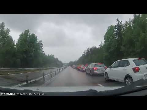 Känsliga tittare varnas - bilist tränger sig på motorväg