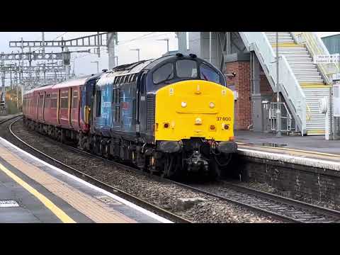 37800 on 5q76 ex Wimbledon takes 455718 / 455860 for scrapping in Newport 20/10/2025