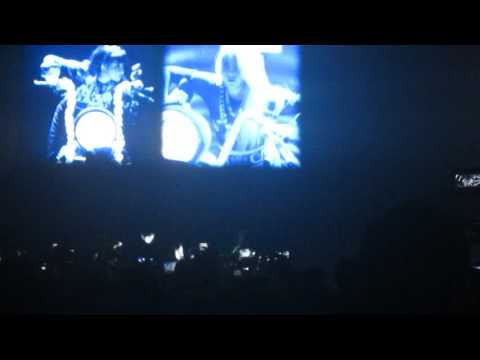 FANCAM 100814 2NE1 AON IN VIETNAM GALAXY STAGE