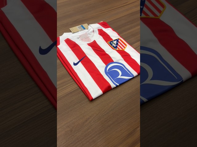 Vídeo relacionado con Atletico de Madrid - Camiseta Oficial 25/26 | Koke #6 | Primera Equipación | Rayas Rojas y Blancas Hombre Adulto (FR/ES, Letras, XXL, Regular, Regular)