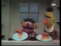 Sesamstraße Ernie Und Bert Mit Pizza Und Traubensaft