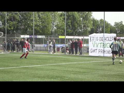 Rens Vermeltfoort snelt langs tegenstander (Tricht - DFC) 1 juni 2013
