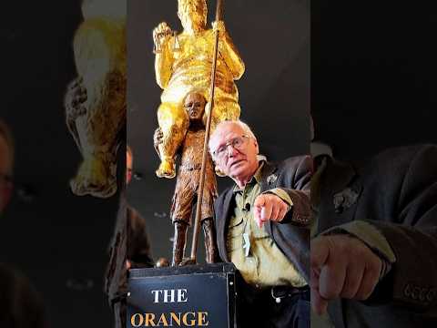 Una estatua dorada y desnuda de Trump se exhibe en el Parlamento Europeo