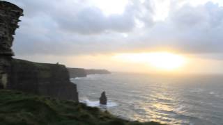 preview picture of video 'Cliffs of Moher during extremely strong winds No.1'