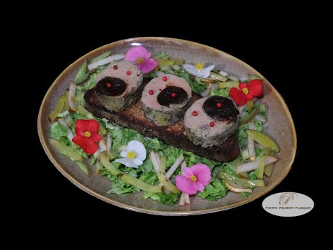 Foie gras fourré de pruneaux au Rhum, baies sauvages du Laos et pain au poivre du Timut grillé