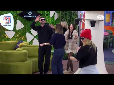 "Dridhe moj bajame..."/ Banorët kërcejnë këngën e Kristit