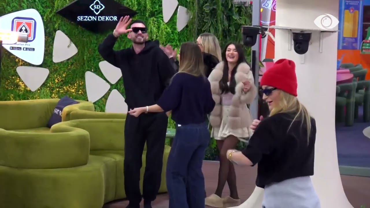 Dridhe moj bajame…/ Banorët kërcejnë këngën e Kristit